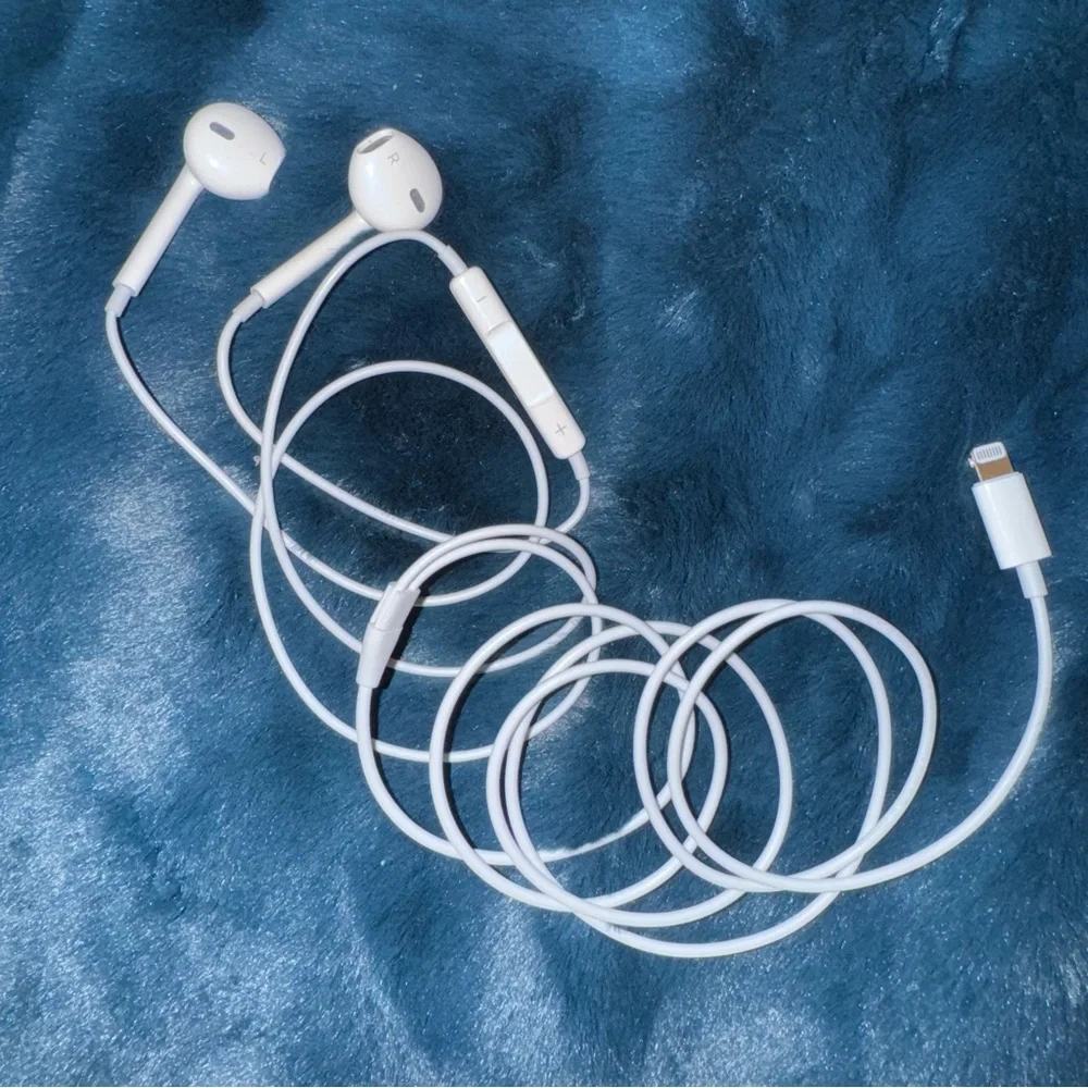 APPLE iPhone/iPad Wired Earbuds Headphones w Lightning Connector NWOT Never Used